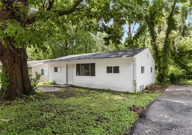 Homes for sale in Calverton Park, MO | 121 Cady Dr, Calverton Park, MO 63135 | MLS# MIS26036767