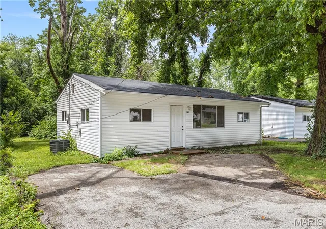 Homes for sale in Calverton Park, MO | 121 Cady Dr, Calverton Park, MO 63135 | MLS# MIS26036767