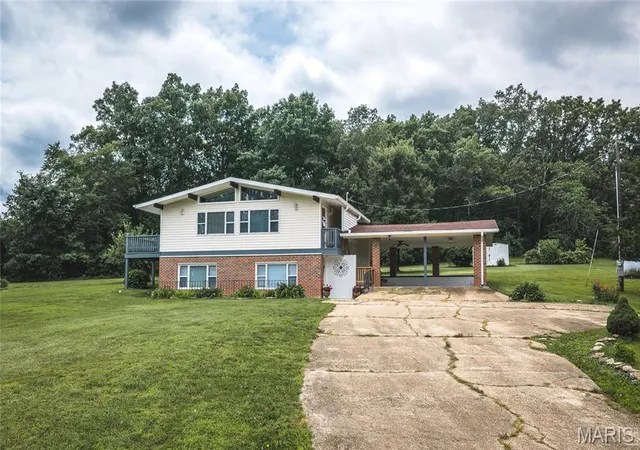 Homes for sale in Cuba, MO | 2175 Lone Wolf Dr, Cuba, MO 65453 | MLS# MIS26036778