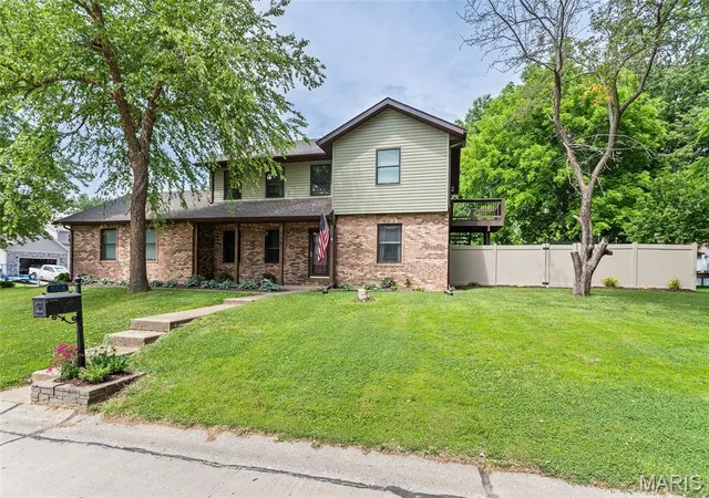Homes for sale in Troy, IL | 608 Goldfinch Ln, Troy, IL 62294 | MLS# MIS26036809
