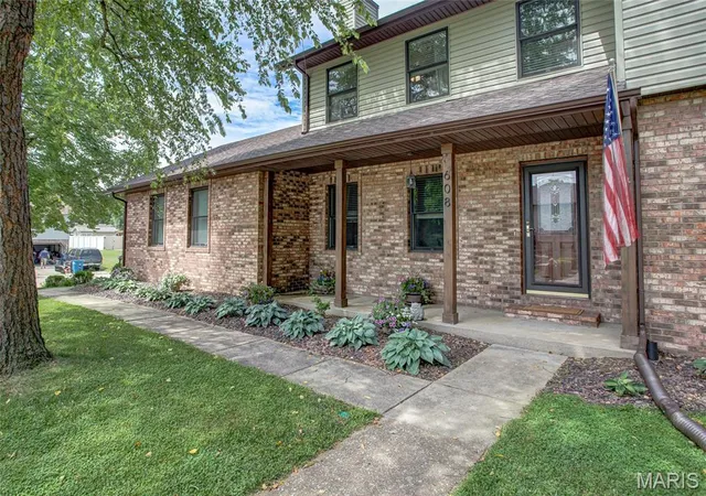 Homes for sale in Troy, IL | 608 Goldfinch Ln, Troy, IL 62294 | MLS# MIS26036809