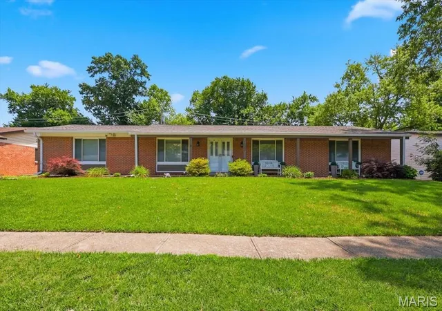 Homes for sale in Creve Coeur, MO | 1022 Fernway Ln, Creve Coeur, MO 63141 | MLS# MIS26036866