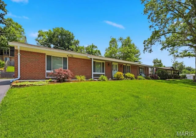 Homes for sale in Creve Coeur, MO | 1022 Fernway Ln, Creve Coeur, MO 63141 | MLS# MIS26036866