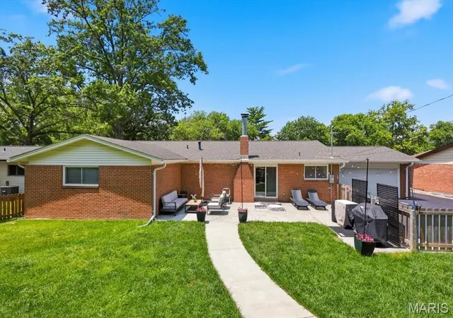 Homes for sale in Creve Coeur, MO | 1022 Fernway Ln, Creve Coeur, MO 63141 | MLS# MIS26036866