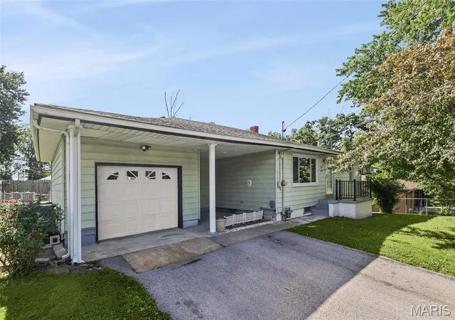 Homes for sale in Bethalto, IL | 113 N Old Bethalto Rd, Bethalto, IL 62010 | MLS# MIS26036897