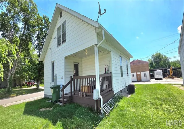 Homes for sale in Chester, IL | 1527 Swanwick St, Chester, IL 62233 | MLS# MIS26036926