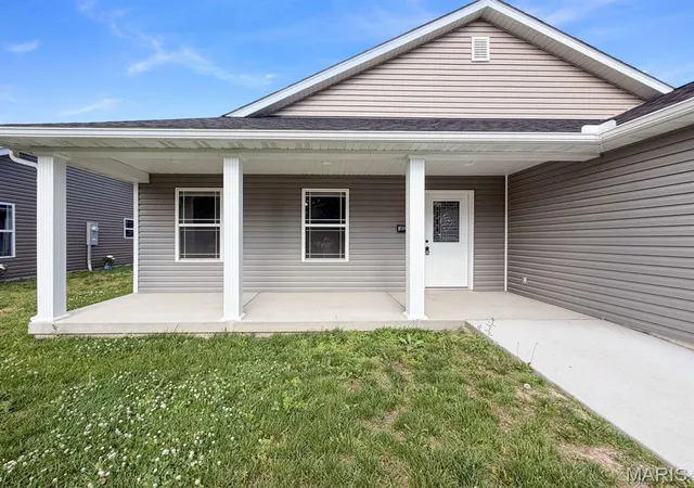 Homes for sale in Bowling Green, MO | 309 S Main Cross St, Bowling Green, MO 63334 | MLS# MIS26036962