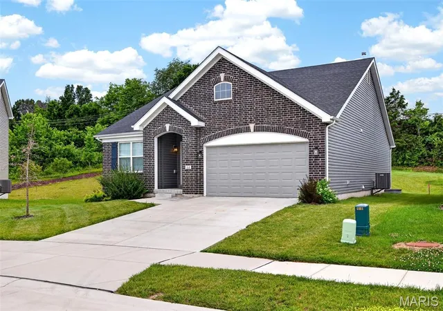 Photo 2 of Sale Pending at 112 Creek Haven Ct, Lake Saint Louis, MO 63367 | MLS# MIS26036982 | Listing updated on 2026-09-01