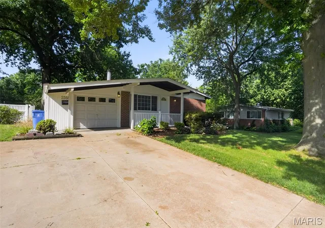 2nd image of 2560 Suffolk Pl, Florissant, MO 63033 | MLS# MIS26037013
