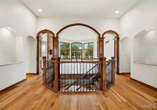 Photo 3 of Mansion for sale at 220 Northlind Dr, Defiance, MO 63341 | MLS# MIS26037028 | Listing updated on 2026-10-24