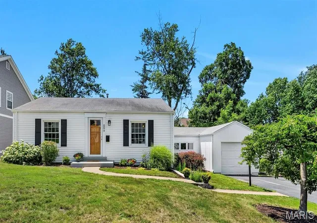 Homes for sale in Kirkwood, MO | 849 Glendower Dr, Kirkwood, MO 63122 | MLS# MIS26037034