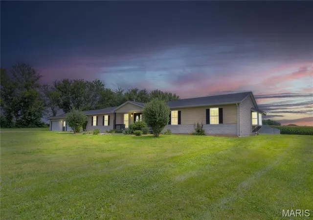 Homes for sale in Edwardsville, IL | 3933 Cherokee Trl, Edwardsville, IL 62025 | MLS# MIS26037081