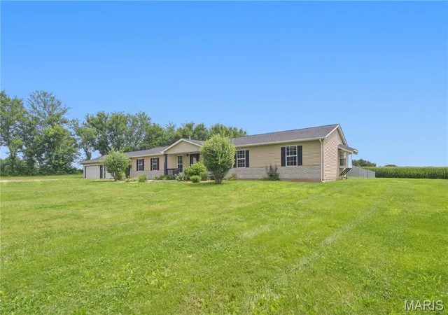 Homes for sale in Edwardsville, IL | 3933 Cherokee Trl, Edwardsville, IL 62025 | MLS# MIS26037081