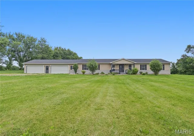 Homes for sale in Edwardsville, IL | 3933 Cherokee Trl, Edwardsville, IL 62025 | MLS# MIS26037081