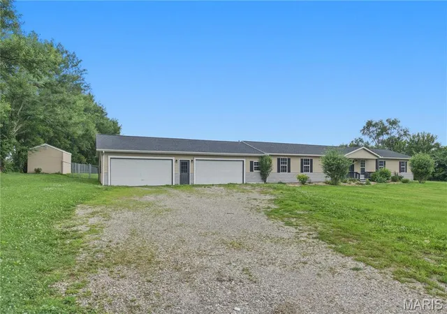 Homes for sale in Edwardsville, IL | 3933 Cherokee Trl, Edwardsville, IL 62025 | MLS# MIS26037081