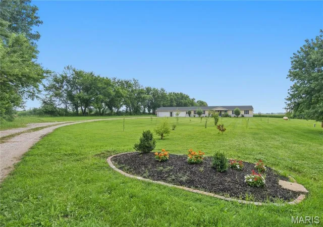 Homes for sale in Edwardsville, IL | 3933 Cherokee Trl, Edwardsville, IL 62025 | MLS# MIS26037081