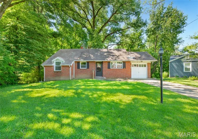 Homes for sale in East Alton, IL | 287 Westwood Pl, East Alton, IL 62024 | MLS# MIS26037096