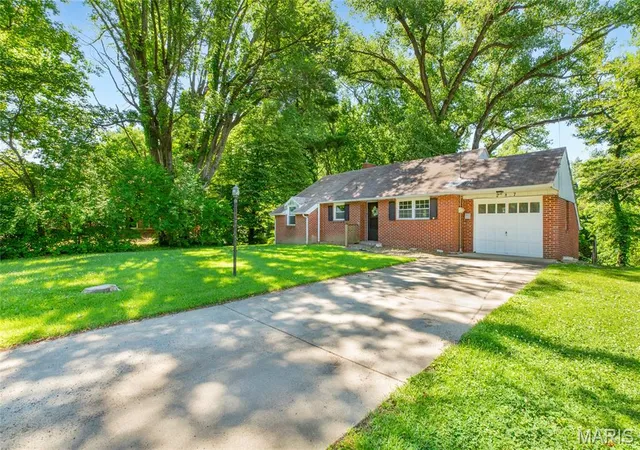 Homes for sale in East Alton, IL | 287 Westwood Pl, East Alton, IL 62024 | MLS# MIS26037096