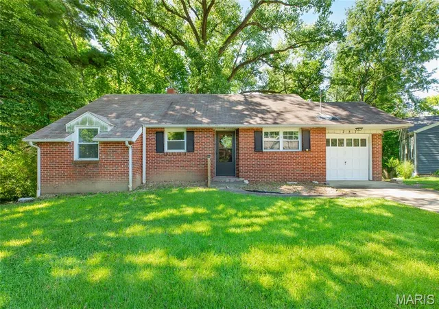 Homes for sale in East Alton, IL | 287 Westwood Pl, East Alton, IL 62024 | MLS# MIS26037096