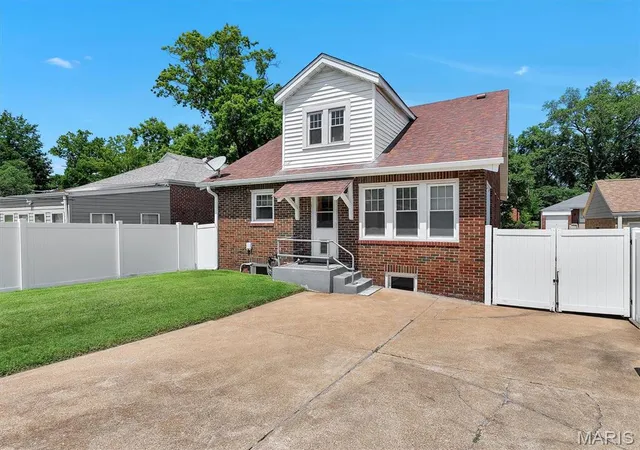 Photo 3 of Sale Pending at 7448 Hillsdale Dr, Saint Louis, MO 63121 | MLS# MIS26037131 | Listing updated on 2026-09-07