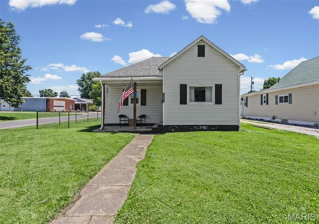 Single family home for sale at 1001 S Macoupin St, Gillespie, IL 62033 | MLS# MIS26037140