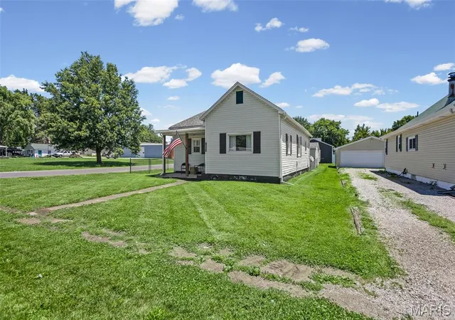 Photo 1 of Single family home for sale at 1001 S Macoupin St, Gillespie, IL 62033 | MLS# MIS26037140 | Listing updated on 2026-08-21