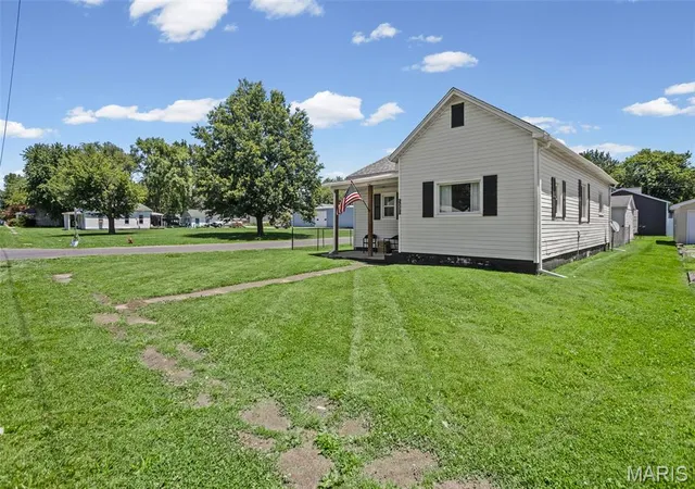 Photo 2 of Single family home for sale at 1001 S Macoupin St, Gillespie, IL 62033 | MLS# MIS26037140 | Listing updated on 2026-08-21