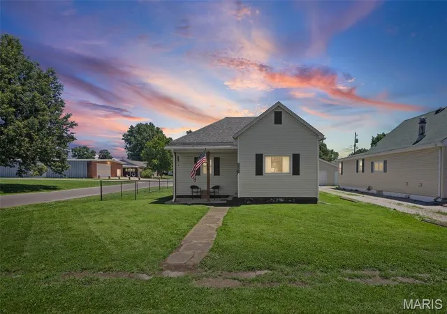 Photo 3 of Single family home for sale at 1001 S Macoupin St, Gillespie, IL 62033 | MLS# MIS26037140 | Listing updated on 2026-08-21