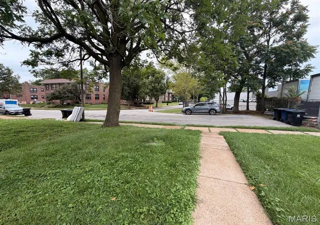 Photo 2 of Sale Pending at 926 Eastgate Ave, Saint Louis, MO 63130 | MLS# MIS26037170 | Listing updated on 2026-10-07