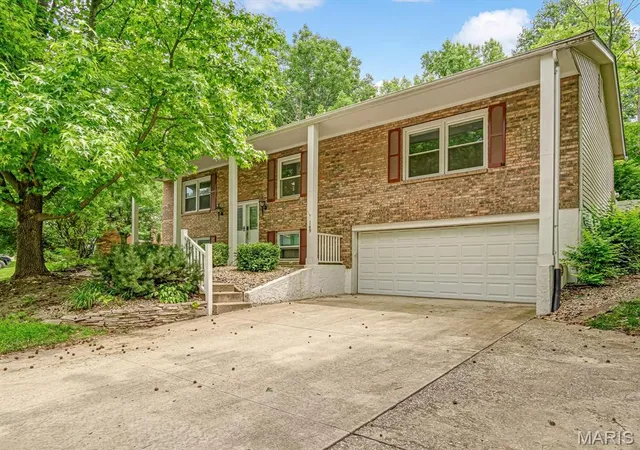 Homes for sale in Glen Carbon, IL | 149 Glenwood Dr, Glen Carbon, IL 62034 | MLS# MIS26037200