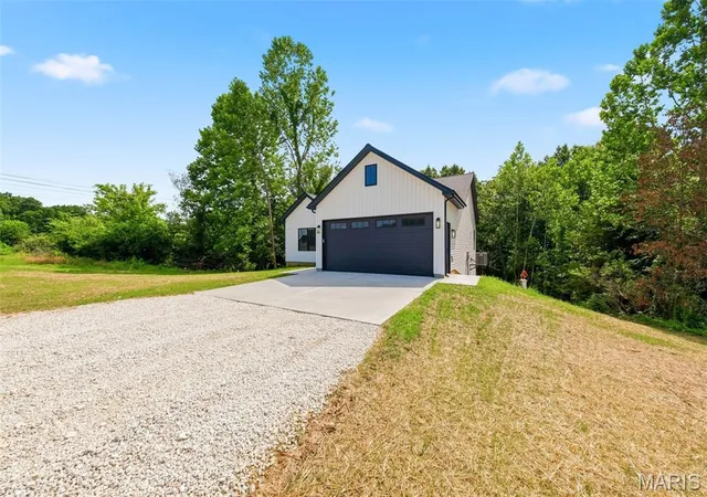 Homes for sale in Winfield, MO | 217 Red Mare Rd, Winfield, MO 63389 | MLS# MIS26037224