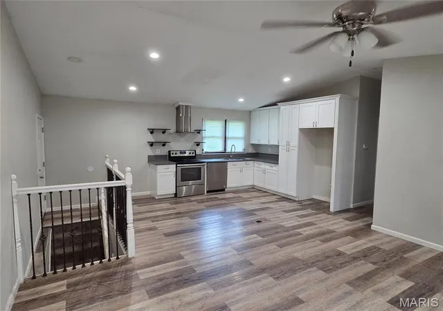 3rd image of 3019 Oriental Dr, Florissant, MO 63031 | MLS# MIS26037232