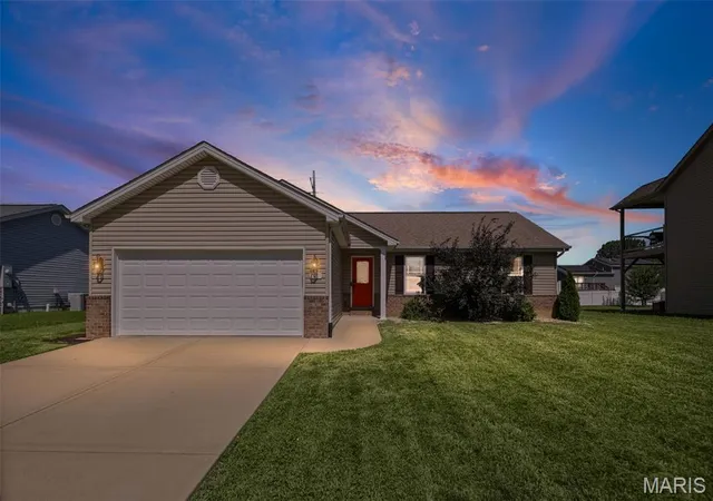 Single family home for sale at 18 Del Ray Dr, Fairview Heights, IL 62208 | MLS# MIS26037290