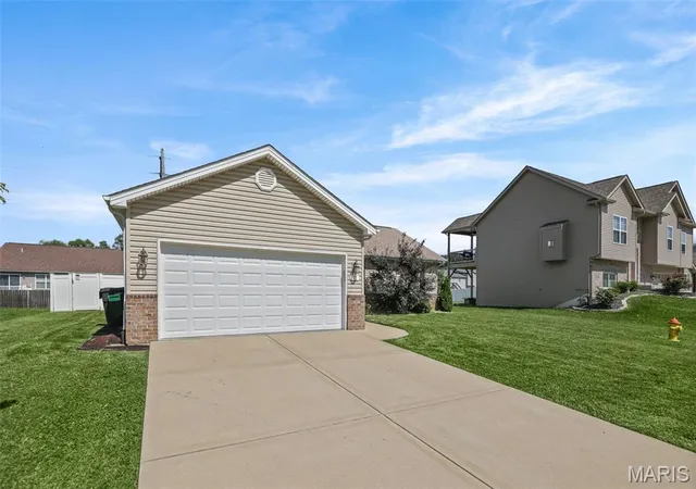 Photo 3 of Single family home for sale at 18 Del Ray Dr, Fairview Heights, IL 62208 | MLS# MIS26037290 | Listing updated on 2026-09-24