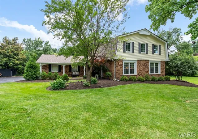 Homes for sale in Creve Coeur, MO | 12226 Royal Valley Dr, Creve Coeur, MO 63141 | MLS# MIS26037317