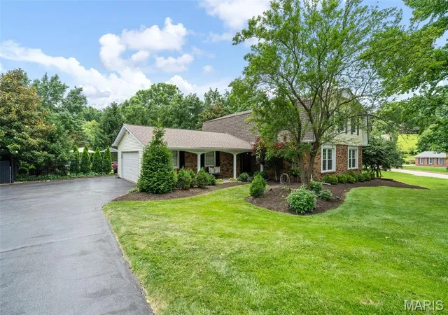 Homes for sale in Creve Coeur, MO | 12226 Royal Valley Dr, Creve Coeur, MO 63141 | MLS# MIS26037317