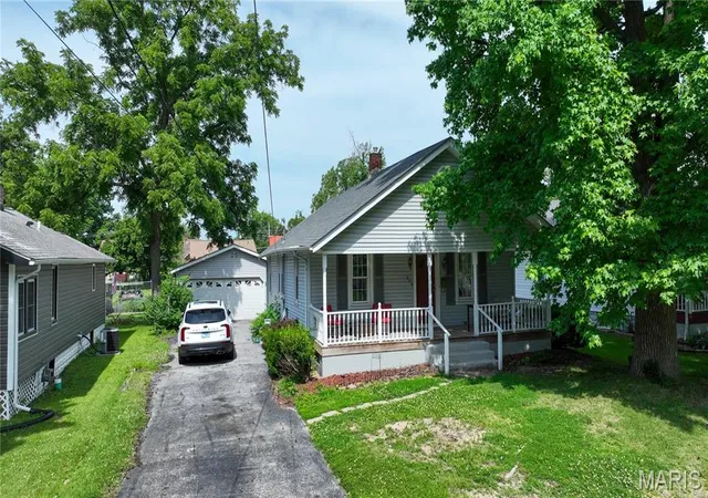 Homes for sale in Alton, IL | 208 Wisconsin Ave, Alton, IL 62002 | MLS# MIS26037321