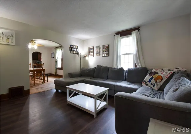 Homes for sale in Alton, IL | 208 Wisconsin Ave, Alton, IL 62002 | MLS# MIS26037321