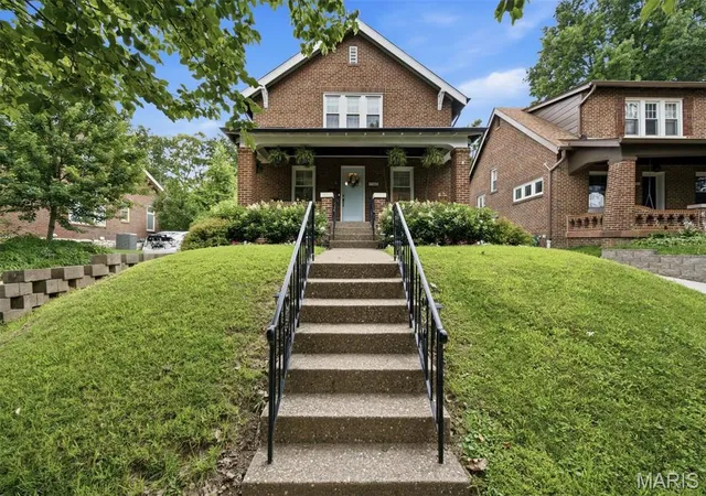 Photo 1 of Sale Pending at 7360 Northmoor Dr, Saint Louis, MO 63105 | MLS# MIS26037329 | Listing updated on 2026-06-24