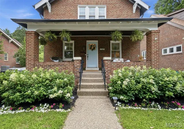 Photo 2 of Sale Pending at 7360 Northmoor Dr, Saint Louis, MO 63105 | MLS# MIS26037329 | Listing updated on 2026-06-24