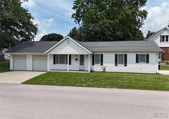 Homes for sale in Waterloo, IL | 405 Veterans Dr, Waterloo, IL 62298 | MLS# MIS26037332