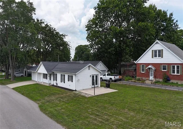 Homes for sale in Waterloo, IL | 405 Veterans Dr, Waterloo, IL 62298 | MLS# MIS26037332