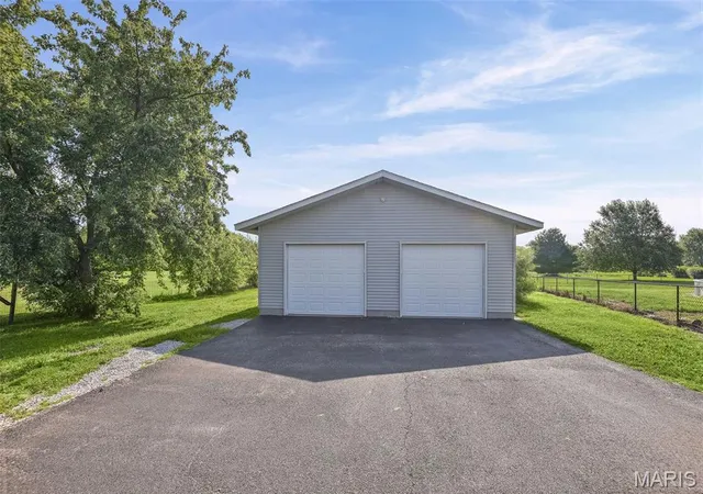 5th image of 2100 Steinkoenig School Rd, Highland, IL 62249 | MLS# MIS26037335