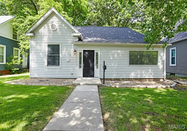 Homes for sale in Edwardsville, IL | 927 Troy Rd, Edwardsville, IL 62025 | MLS# MIS26037356