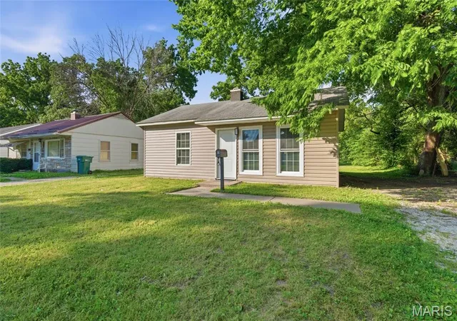 Photo 2 of Single family home for sale at 14 Marilyn Ln, East Saint Louis, IL 62206 | MLS# MIS26037367 | Listing updated on 2026-10-02