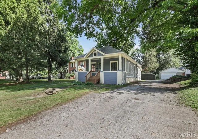 Photo 3 of Single family home for sale at 3019 Brown St, Alton, IL 62002 | MLS# MIS26037371 | Listing updated on 2026-09-03