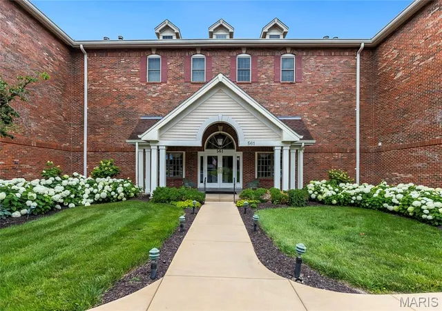 Homes for sale in Creve Coeur, MO | 561 Sarah Ln #303, Creve Coeur, MO 63141 | MLS# MIS26037384
