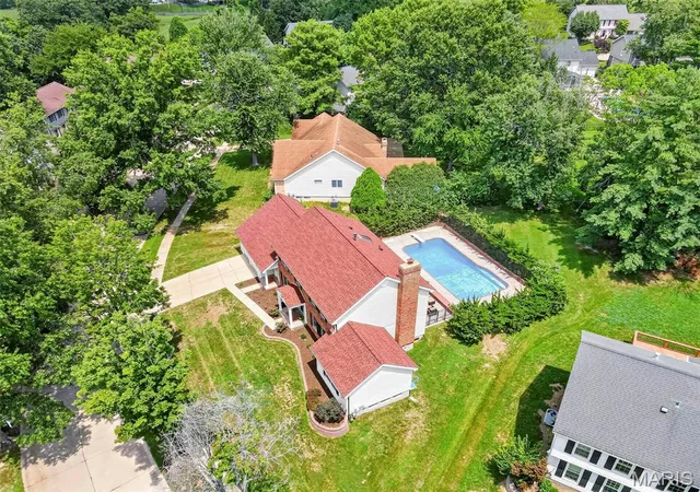Photo 2 of Sale Pending at 2024 Meadowbrook Way Dr, Chesterfield, MO 63017 | MLS# MIS26037392 | Listing updated on 2026-08-26