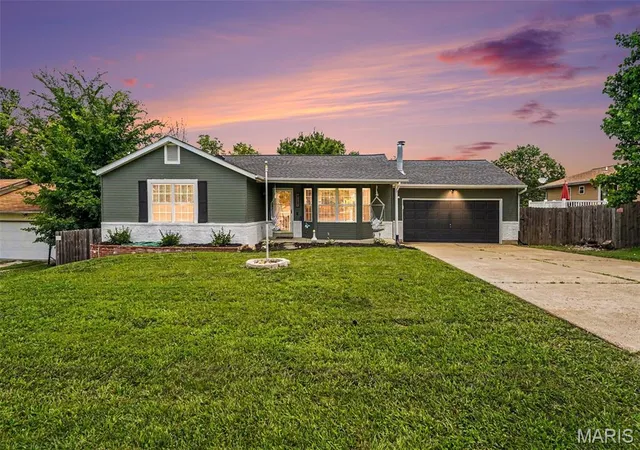 Homes for sale in Fenton, MO | 717 Walnut Ridge Dr, Fenton, MO 63026 | MLS# MIS26037399