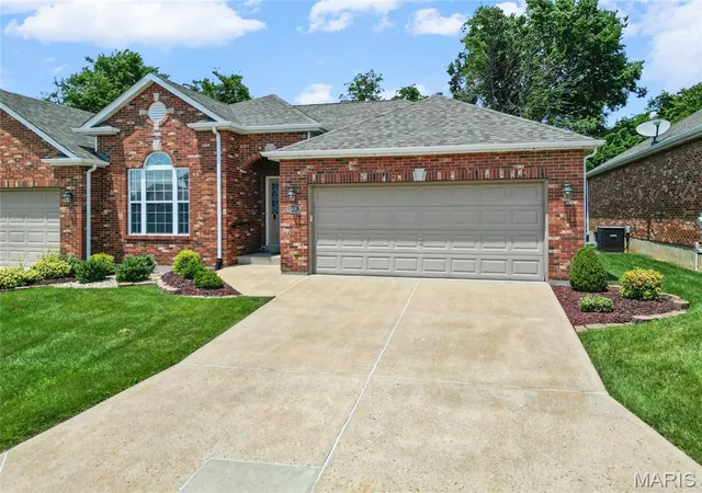 Photo 3 of Sale Pending at 117 Tori Pines Dr, Saint Louis, MO 63129 | MLS# MIS26037402 | Listing updated on 2026-08-29